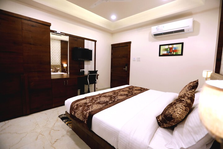 Room 15 of 28