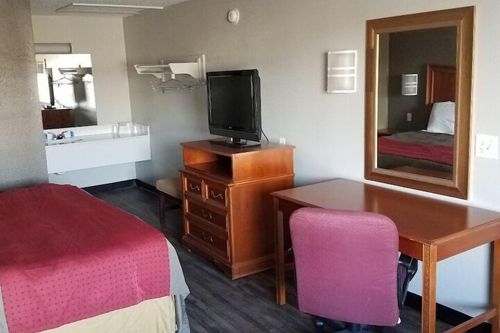 1 King Bed (5 of 7)