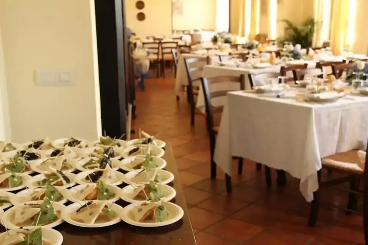 Dining 9 of 10