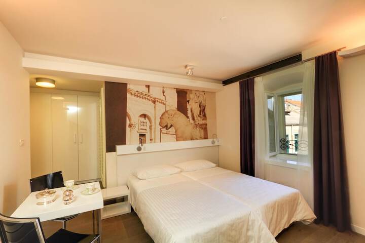 Room 7 of 32