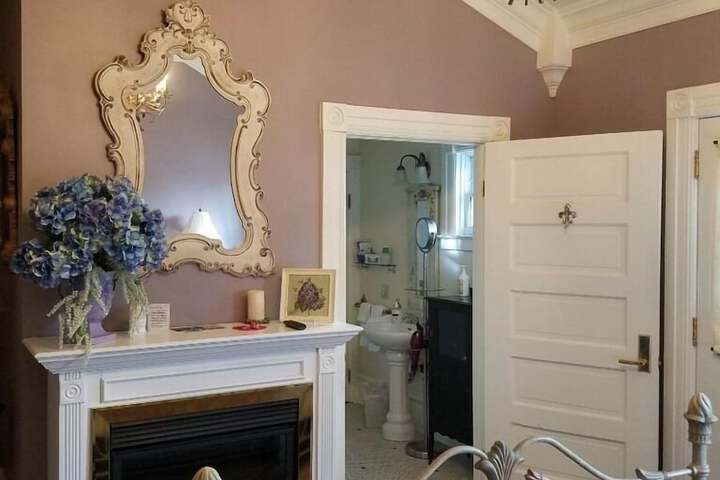 Room 4 of 6