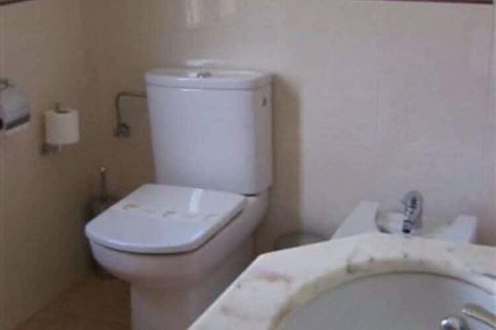 Room 9 of 15