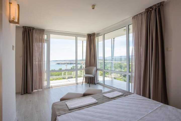 Room 8 of 100