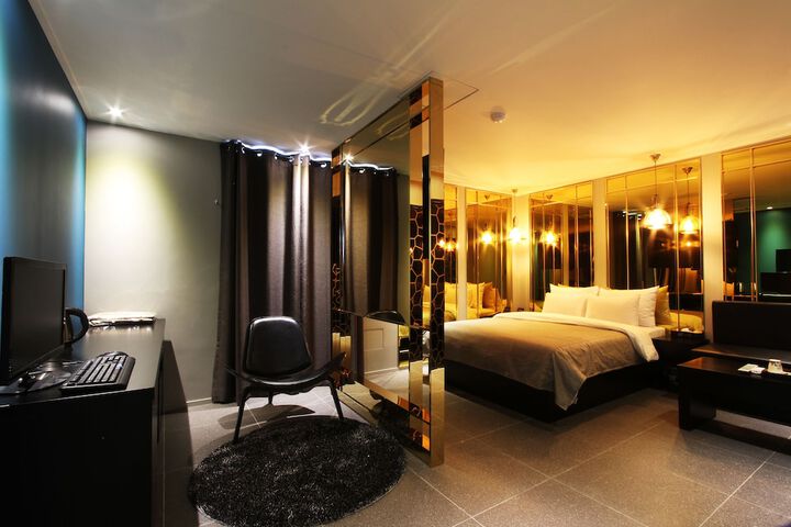 Room 4 of 16