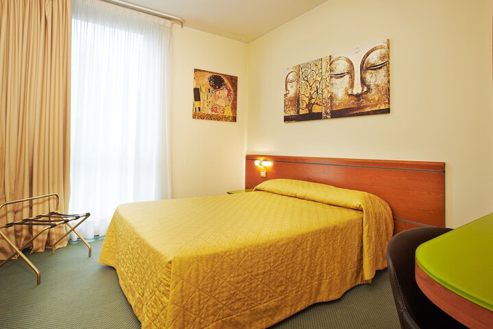 Room 9 of 42