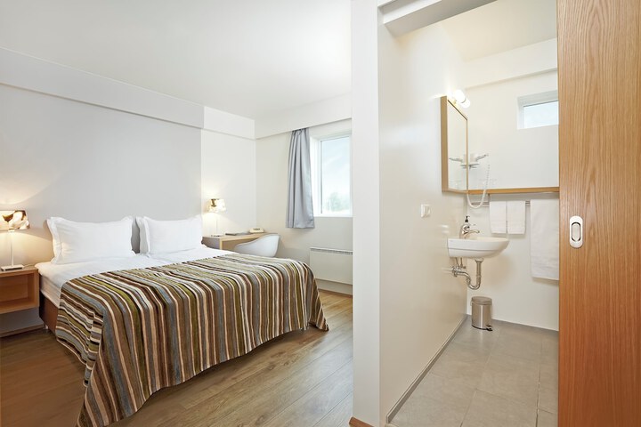 Room 6 of 32