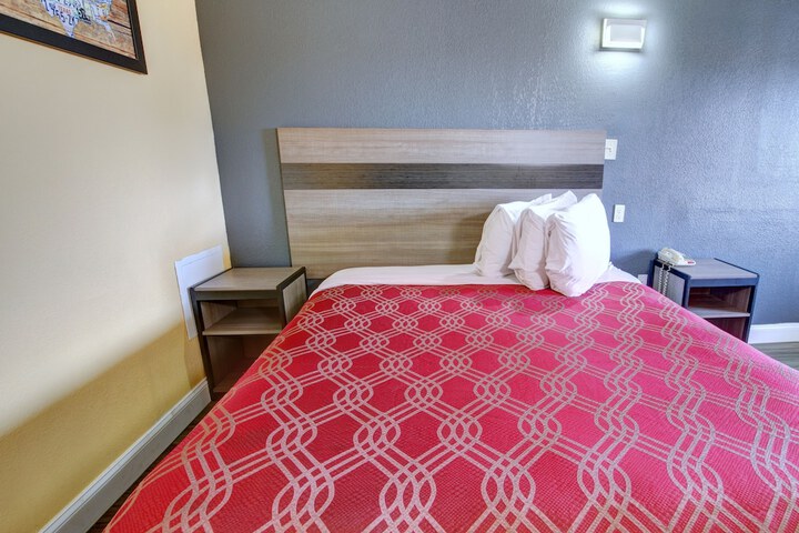 1 King Bed Accessible (10 of 14)