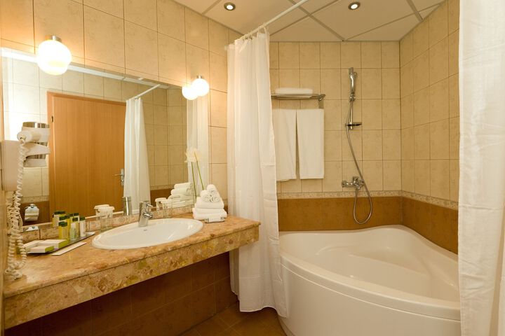 Room 16 of 34
