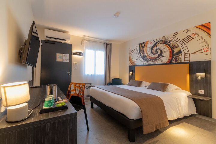 Room 8 of 28