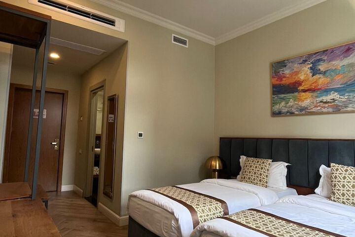 Room 25 of 40