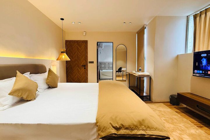 Room 15 of 104