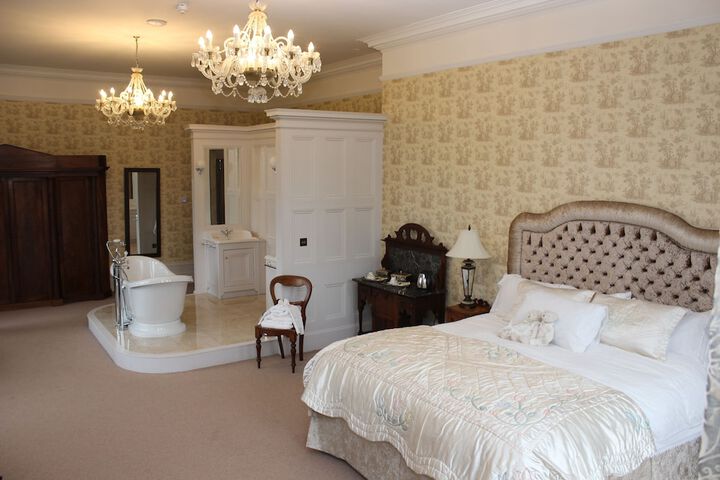 Room 4 of 73