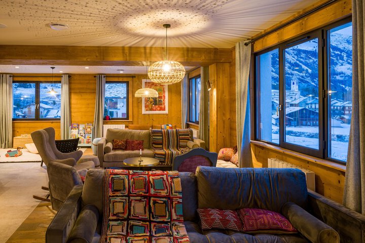 Lounge 52 of 72
