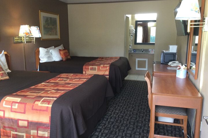 1 Queen Bed (6 of 13)