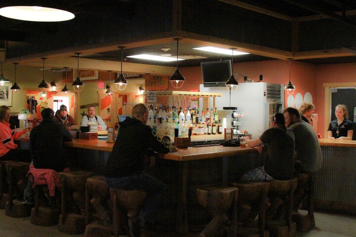 Lounge 76 of 85