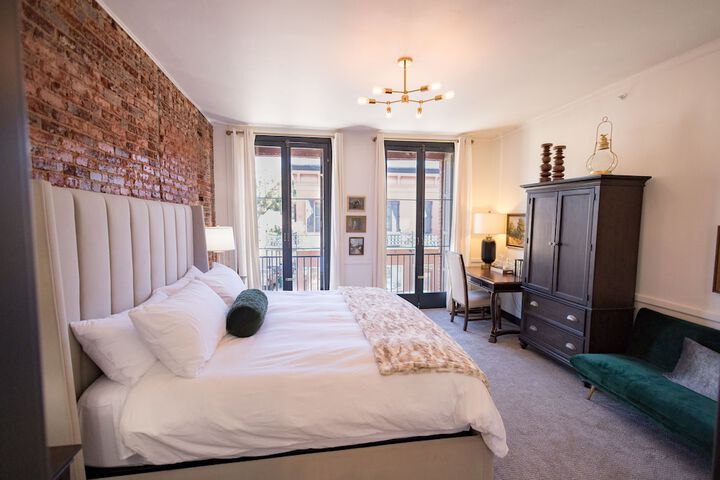 Deluxe Single Room 1 King Bed City View (14 of 30)