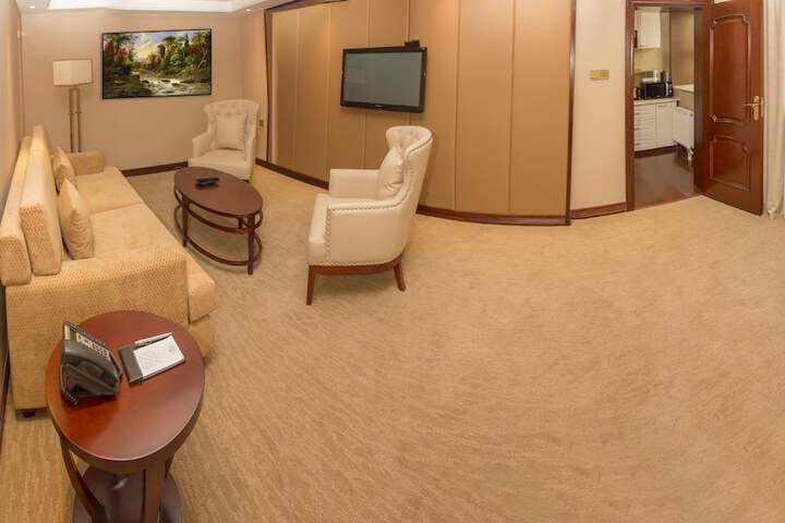 Room 9 of 11