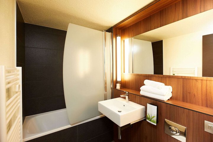 Room 12 of 34