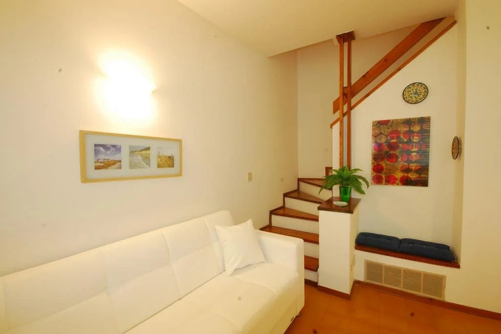 Room 8 of 12