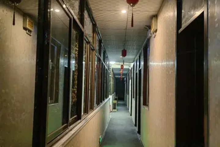 Room 6 of 8