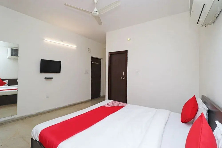 Room 6 of 12