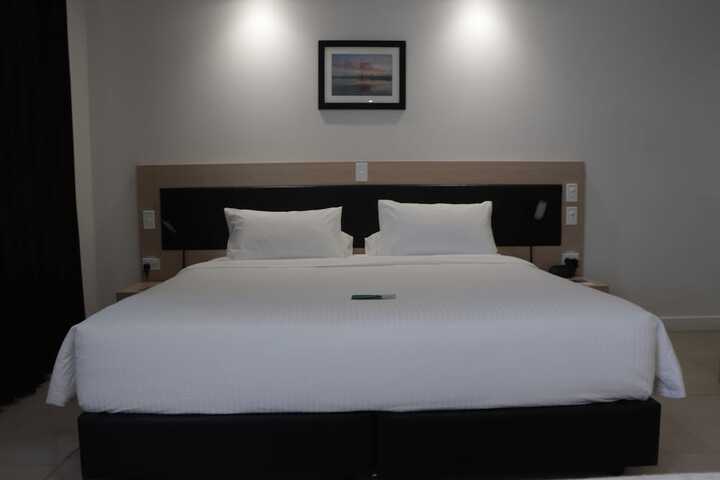 Room 9 of 28