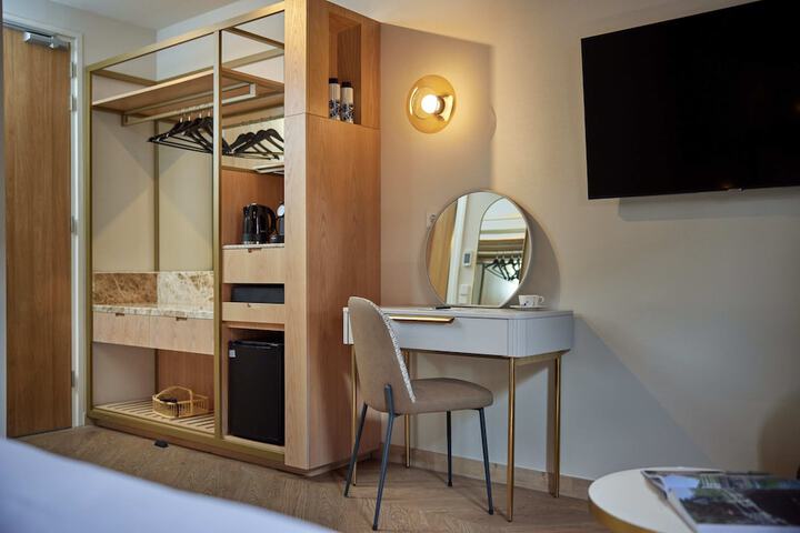 Room 9 of 30