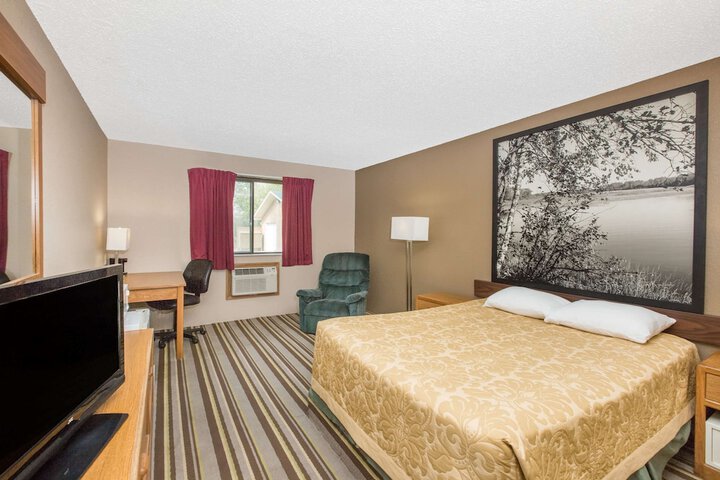 1 Queen Bed (4 of 23)
