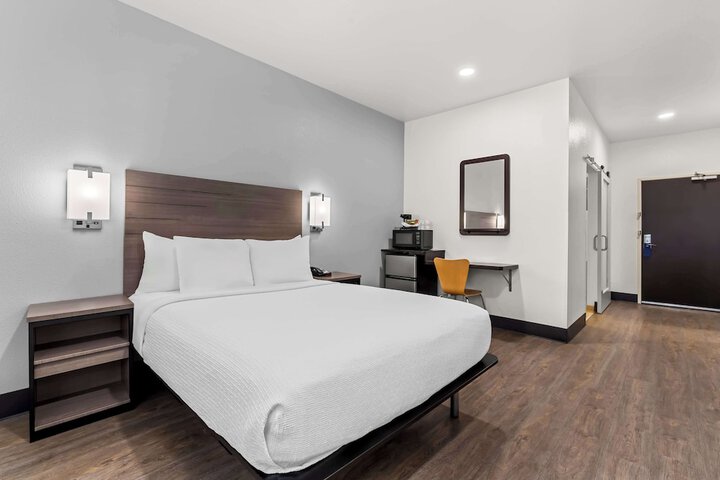 1 Queen Bed (23 of 26)
