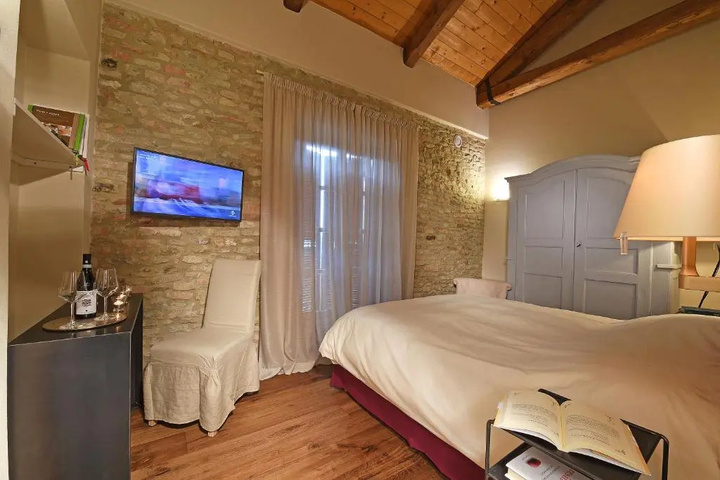 Room 5 of 20