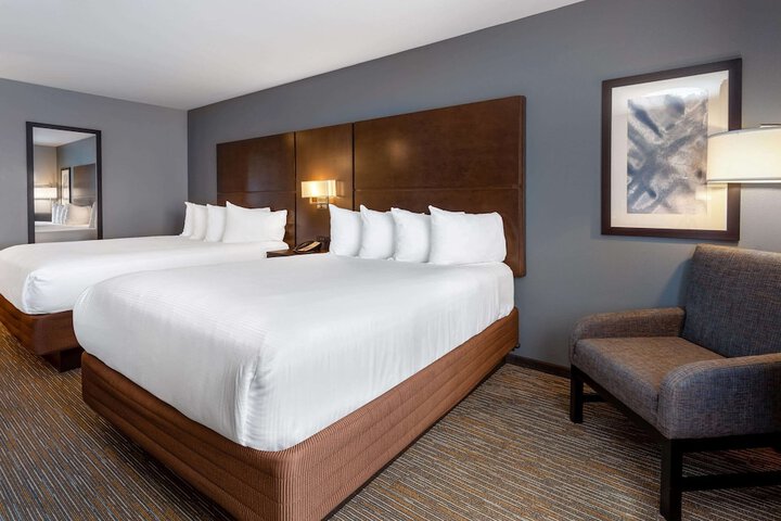 Deluxe 2 Queen Beds (5 of 13)