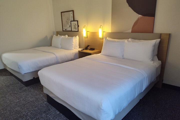 2 Queen Beds (5 of 13)