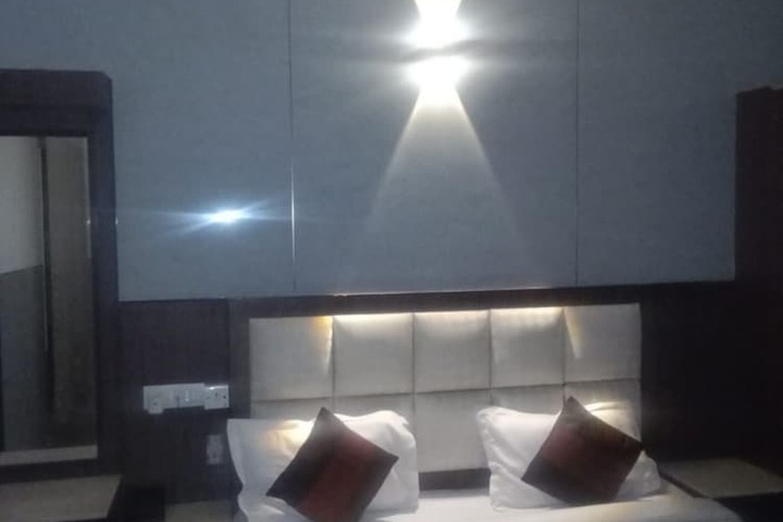 Room 4 of 14
