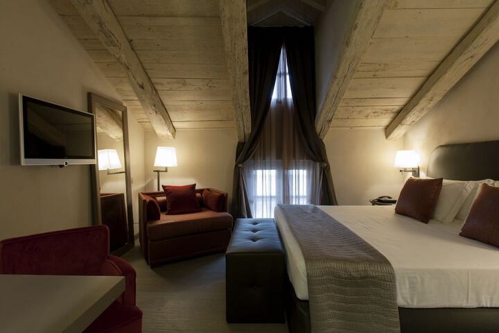 Room 8 of 38