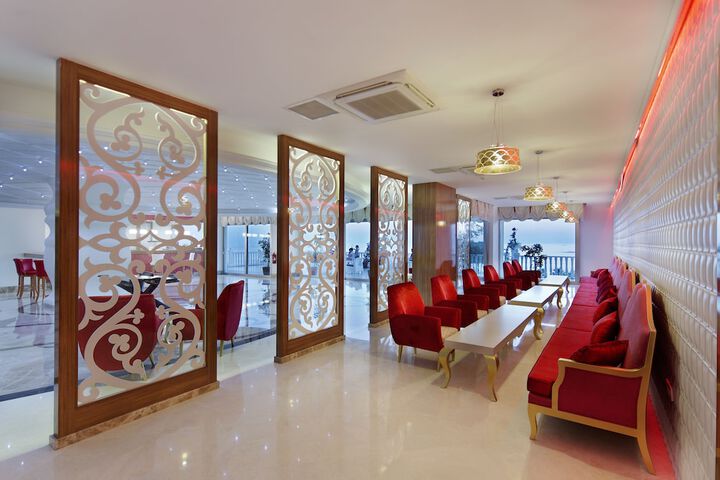 Lounge 74 of 114