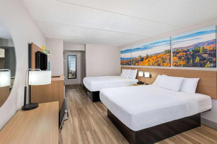 1 King Bed (4 of 10)