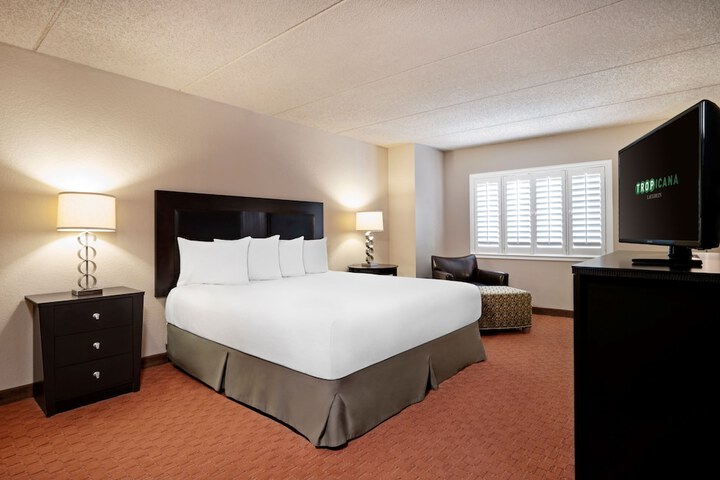 West Classic King Bed (3 of 13)