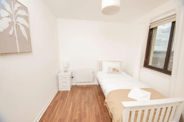 Room 4 of 12