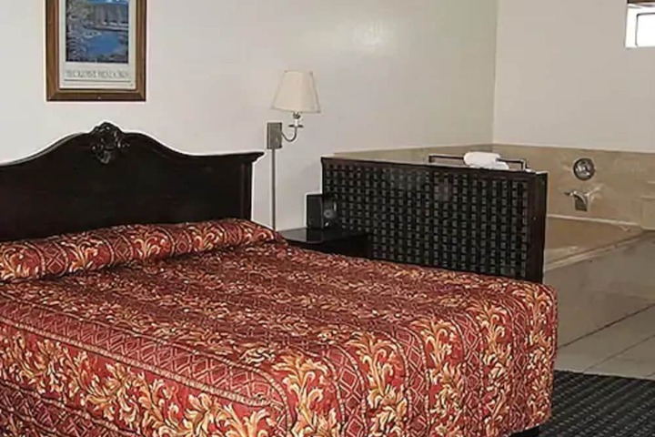 1 King Bed (6 of 7)