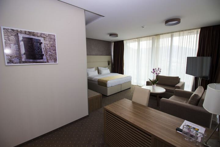 Room 10 of 136