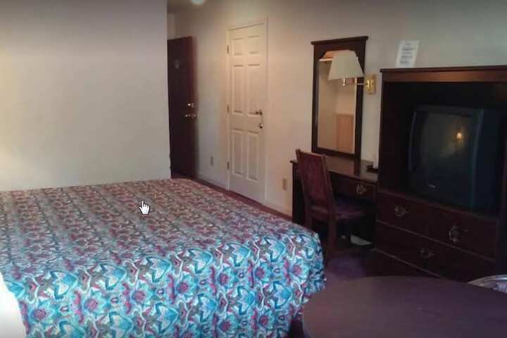 Room 5 of 8