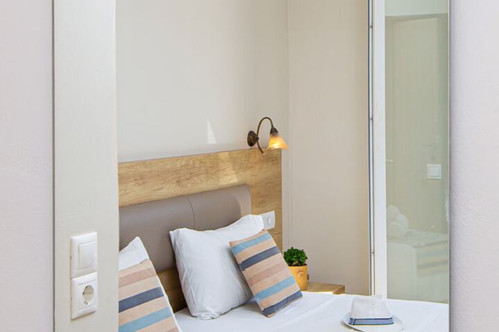 Room 60 of 168
