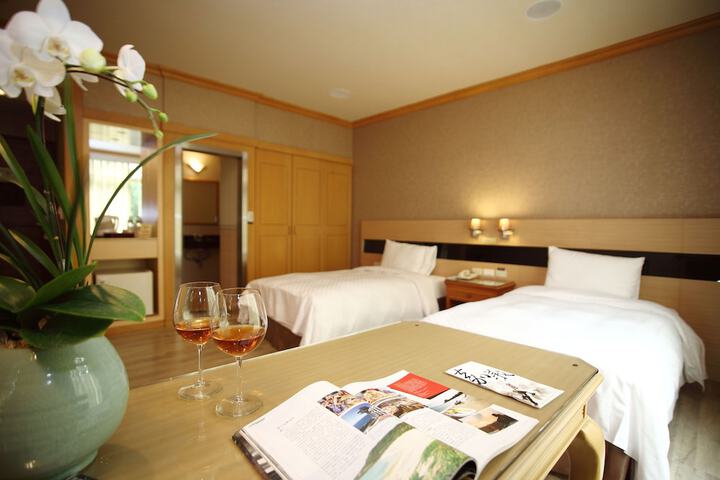 Room 2 of 37