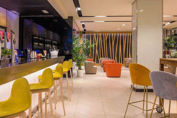 Lounge 127 of 206