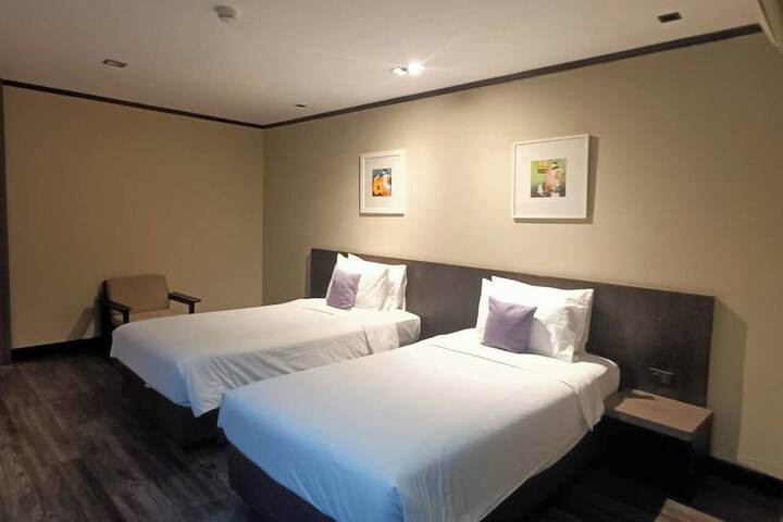 Room 28 of 153