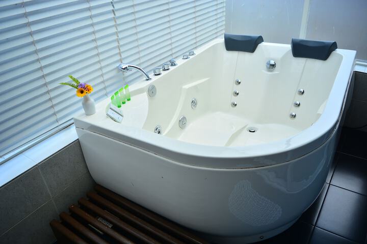Jetted tub