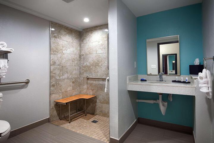 Accessible 1 King Mobility Accessible Communication Assistance Roll in Shower Microwave and Refrigerator WiFi Full Breakfast (6 of 12)