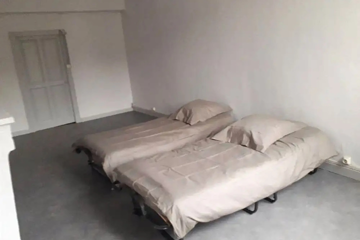 Room 2 of 6