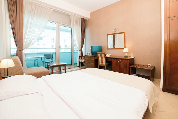 Room 11 of 27