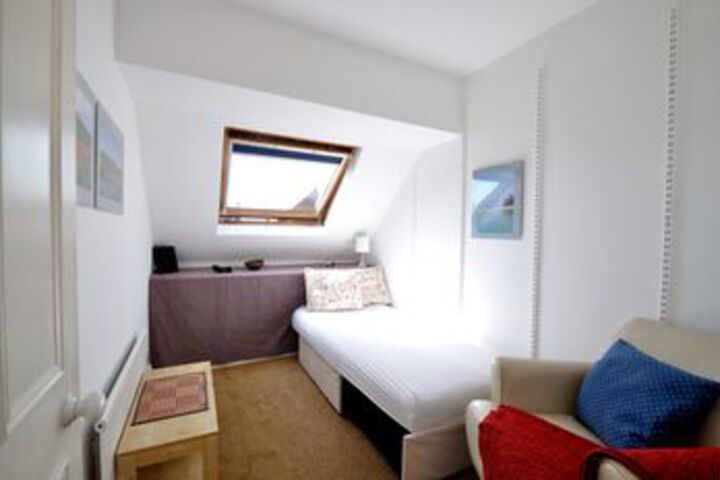 Room 4 of 9